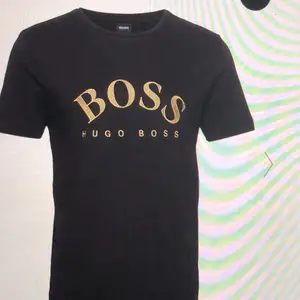 Simpel hugo boss t-shirt, matchar till allt                                  Originalpris - 700kr (pris kan alltid diskuteras!) 