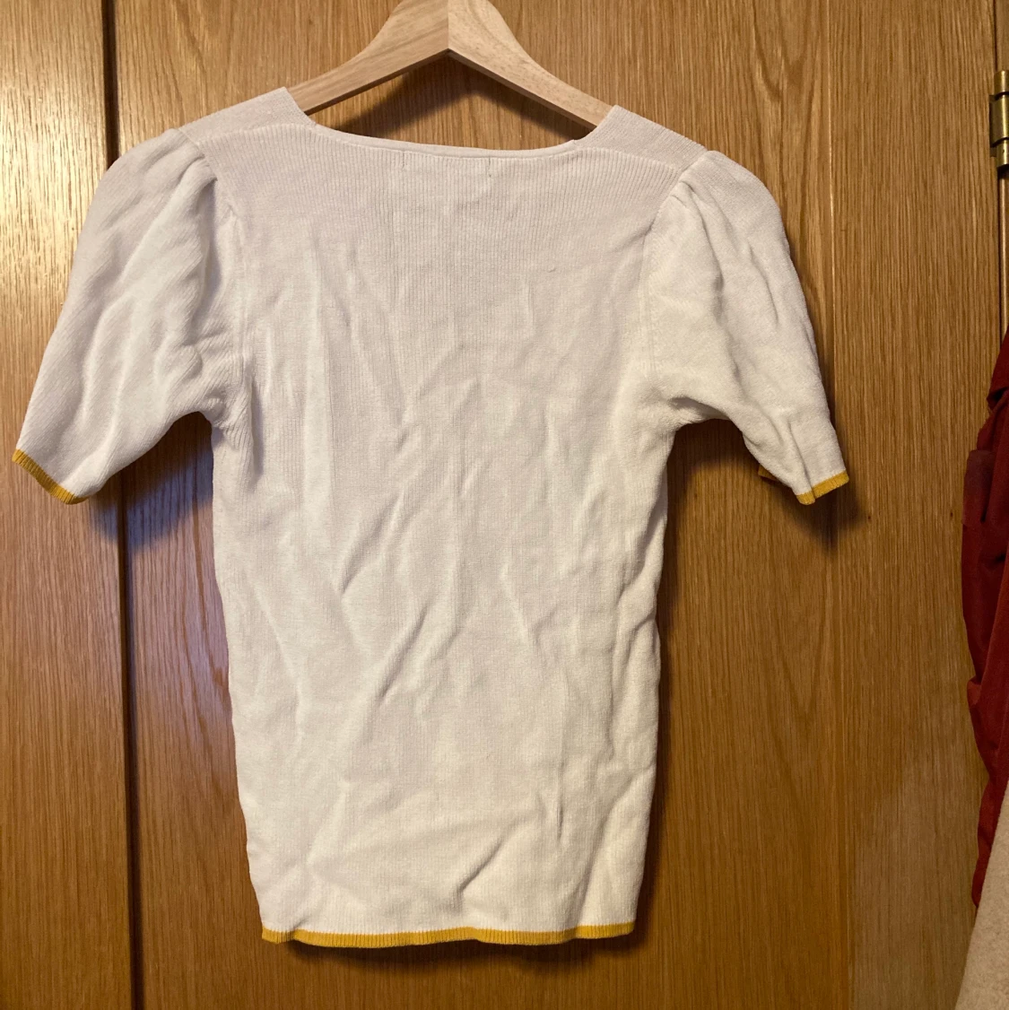 Vit blus från mango med gula detaljer - 91