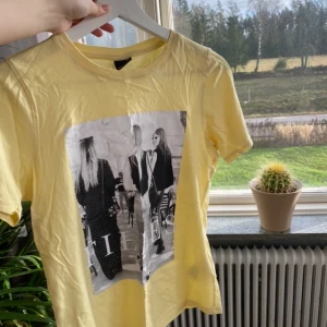 Gul t-shirt från Gina tricot - Gul T-shirt med stort tryck på framsidan. Storlek xs. Köpt på Gina tricot för 1-2 år sedan. Använd ett fåtal gånger. 