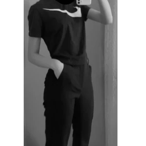 Nike tröja - En snygg NIKE tröja/magtröja. Går precis under naveln på mig. Rundad kant längst nere. Verklgien as snygg & kan användas som både träningströja och vanlig tshirt. Materialet är lite tjockare tshirt 