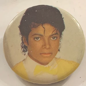 Michael Jackson Pin - 80-tals Michael Jackson Pin ca 2,5 cm rätt över! Supersnygg och cool som tusan ❤️ Frakt 11kr 🤩 Pris går att diskutera