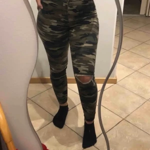 Militärmönster jeans - säljer dessa då de inte passar mig, köparen står för frakten💕