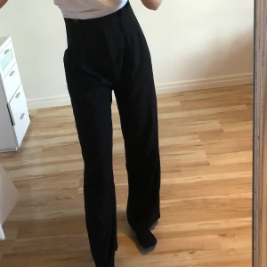 Svarta raka kostymbyxor - Säljer dessa raka svarta kostymbyxorna från nakd. Storlek 36. Knappt använda, frakt tillkommer på 66kr