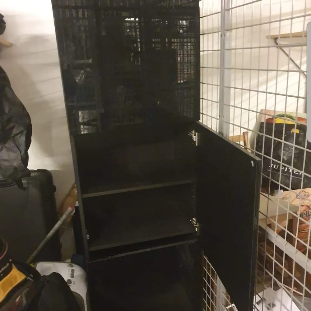 Säljer en svart Tv bänk med tillhörande förvaringsskåp från Ikea. Högblanka luckor. Bänk är 180cm. Finns att hämta i Göteborg. Övrigt.