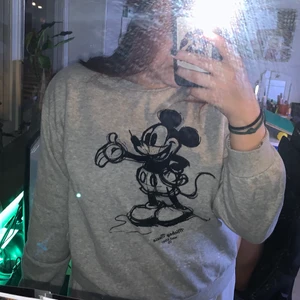 MICKEY MOUSE TJOCKTRÖJA - Säljer en mickey mouse tjocktröja, använt 2 gånger, väldigt gosig och skön, perfekt för dig som gillar mickey mouse, finns på gröna linjen, tar emot Swish & kontanter :)