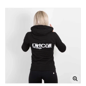 Dirtcult zip hoodie  - Dirtcult zip hoodie i storlek M. Fint skick, utan skador osv. Använd fåtal gånger. Frakten kostar 63kr & är spårbar 