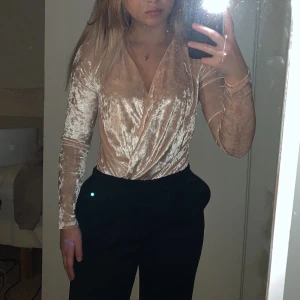 Rosa/peach velvet body XS - Ny oanvänd, med taggar på. Strl XS. Rosa/peach långärmad velvet body från Gina Tricot. Jättefin, sitter fint på kroppen. Säljs pga används ej. Finns i Göteborg/Stockholm. Pris kan diskuteras vid snabb affär. 