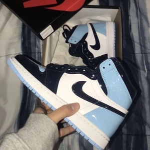 Nike air Jordan 1 Blue chill - Nike air Jordan 1 blue chill, köpta på goat.(Har inte kvitto) super fint skick men kommer inte till andvändning så säljer här istället. Budgivningen håller på till 31/1. Köp direkt för 3000kr. Små i storlek, passar 38. Obs! Lägger upp igen pga oseriösa köpare. Skriv bara till mig om du är sugen på att köpa. 
