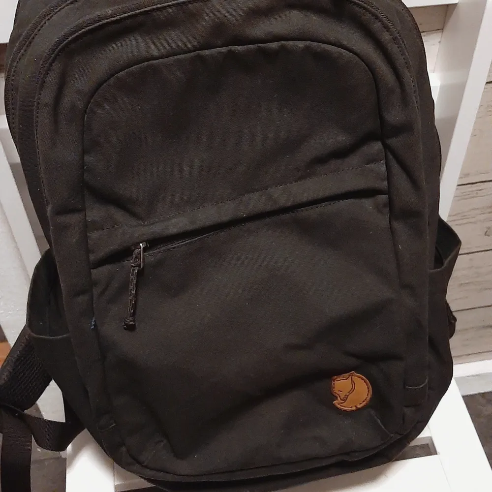 Äkta Kånken räven 28L köpt i Naturkompanit nyttskick 9/10 mått B31xD18xH46 cm svart ny pris 1399. Asusteet.