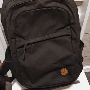 Kånken - Äkta Kånken räven 28L köpt i Naturkompanit nyttskick 9/10 mått B31xD18xH46 cm svart ny pris 1399