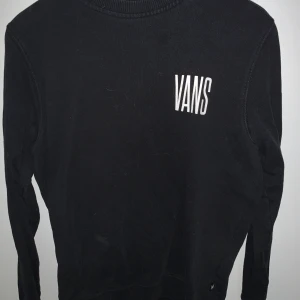 Vans tröja  - Svart vans tröja med stort tryck på ryggen. 