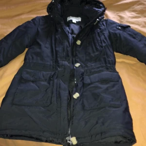 Kläder inredning - Några märkes kläder o stövlar i skor. Kappor gant inredning. Mycket mera än på bilder. Välkomna i titta vad som finns. Corona fritt. Ute😃