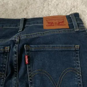 Här är ett par jeans från Levis i storlek 24. Inte använt någon gång då jag beställde i helt fel storlek. Väldigt fint skick och väldigt fina jeans. Säljer för 150kr