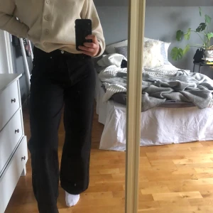 Snygga raka jeans!! - Snygga enkla raka jeans från Gina I storlek 36. Säljer pågrund av att den är förkorta för mig (170cm) pris+kostnad för leverans