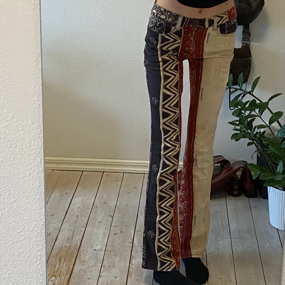 ascoola vintage byxor med olika mönster. jag är 179 som referens. skickas på post 63kr eller hämtas i malmö. . Jeans & Byxor.