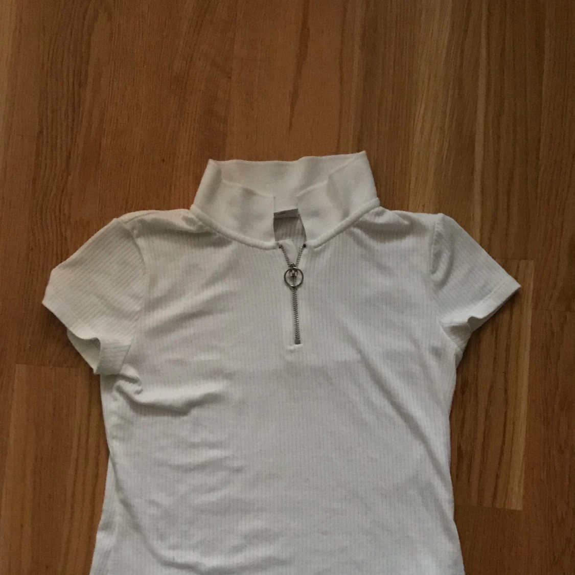 Vit t-shirt med dragkedja strl S-XS - 91