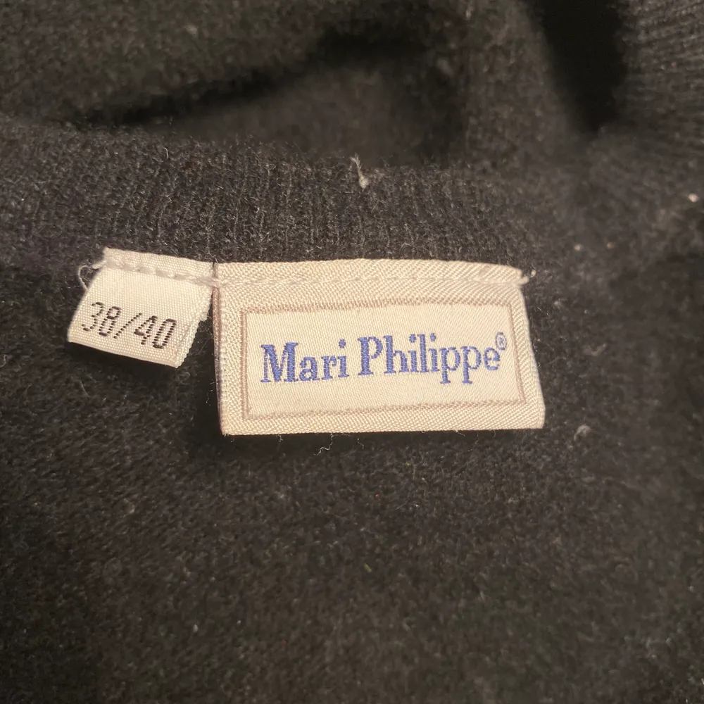 Jag säljer denna svarta Mari Philippe tröja i Kashmir som är hyfsad använd men i bra skick. Tröjan är ganska kort vid magen men är snyggt! Säljer pga för liten. Möter upp i centrala Stockholm eller så står köpare för frakt. Tröjor & Koftor.