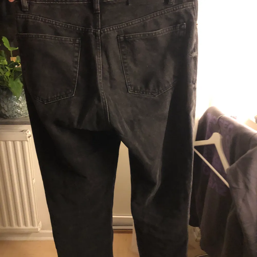 Säljer dessa svarta urtvättade mom-jeans byxorna från Zara som jag växt ur, storlek 40, dock ganska små i storleken. Lite slitna längs ner, vilket tillhör designen. De är ganska raka i designen och passar snyggt till det mesta🤍. Jeans & Byxor.