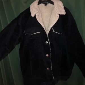 Manchesterjacka - Manchesterjacka med teddyfoder från Monki i stl s. Knappt använd. Otroligt skön och populär. Finns inte längre på hemsidan.