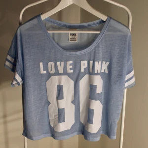 Victoria´s Secret PINK T-shirt - Victoria´s Secret PINK T-shirt I fint skick! storlek: XS passar S Direkt pris: 30kr, Skriv buden till mig privat eller kommentera på bilden! Buda med minst 5kr varje gång ✨(Alla bud är välkomna) Köpare står för frakten (Du bestämmer vilket paket så länge det uppfyller vikt och storleks kraven)