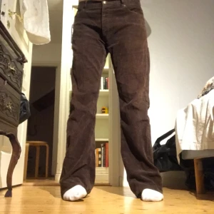 Manchesterbyxor - Fina bruna manchesterbyxor köpta second hand! Passar mig som är 175 i längden och är ganska lågmidjade, sitter mer på höften🙏🏻Köparen står för frakt! Buda gärna i kommentarerna! 