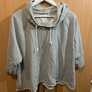 Grå hoodie  - Grå hoodie, jättemysig. Kan skickas mot fraktkostnad 