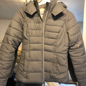 Hollister jacka - fin vinterjacka med luva, inga fel på jackan förutom ett hål på sidan som lätt går att sy.