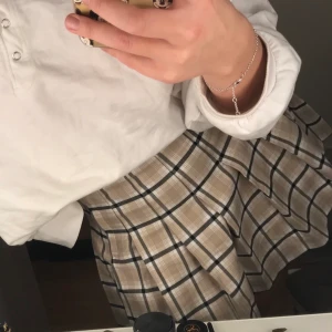 Rutig kjol - Superfin kjol från hm. Använd 2-3 gånger. Buda i kommentarerna eller skriv till mig privat!🦋