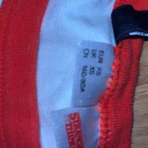 En stranger things t shirt använd 1 gång - Det är en tröja från HM med storlek XS har använt den en gång och den kostar bara 50kr