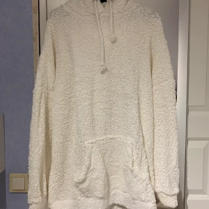 Teddy hoodie - Söt Teddy hoodie i storlek L men den är liten i storlek så passar en s/m 🦋 aldrig använd ❤️ 300kr✨
