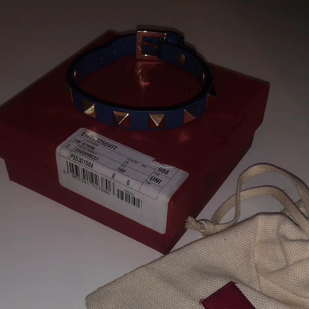Intresse koll på mitt blåa valentino armband, knappt använd endast fåtal gånger och så gott som nytt! Säljer pga kommer inte till användning så mycket! Köptes för ungefär 1900 kr! Priset går att diskuteras! Start bud 900 kr! . Accessoarer.