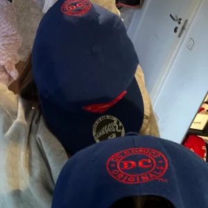 Supercool keps! - En supercool superman keps! Säljer då den inte kommer till användning. En original från dc comics. Skit bra kvalite och inget slit på den. Som ny! Frakten är runt 50kr💕