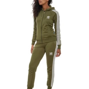 Adidas dress - Säljer min gröna adidas dress då jag aldrig använder den. Köpte den från JD. Den är grön och är i  bra skick, den har bara lite slitningar på adidas trycket på byxorna som syns ej från avstånd. Frakt tillkommer, hör av er om ni har några frågor✨❣️ säljer endast den i hel sätt, ej separat ☺️