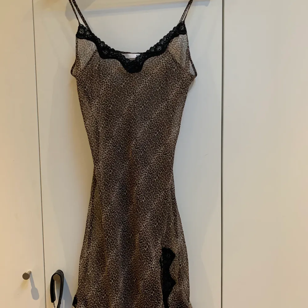 Snygg mesh klänning i cheetaprint med svarta detaljer. Köpt här på Plick passade inte riktigt, den är alltså aldrig använd av mig och i bra skick.. Klänningar.