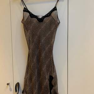 Snygg mesh klänning i cheetaprint med svarta detaljer. Köpt här på Plick passade inte riktigt, den är alltså aldrig använd av mig och i bra skick.