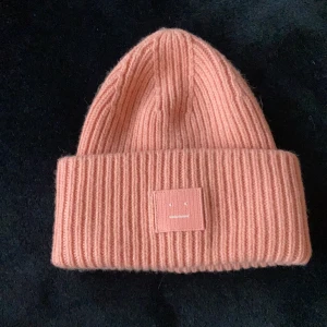 Acne mössa - En superfin acne mössa som Max har blivit använd 3-4 gånger, är i nyskick säljer för 550, har många som är intresserade av mössan så buda istället i kommentarerna