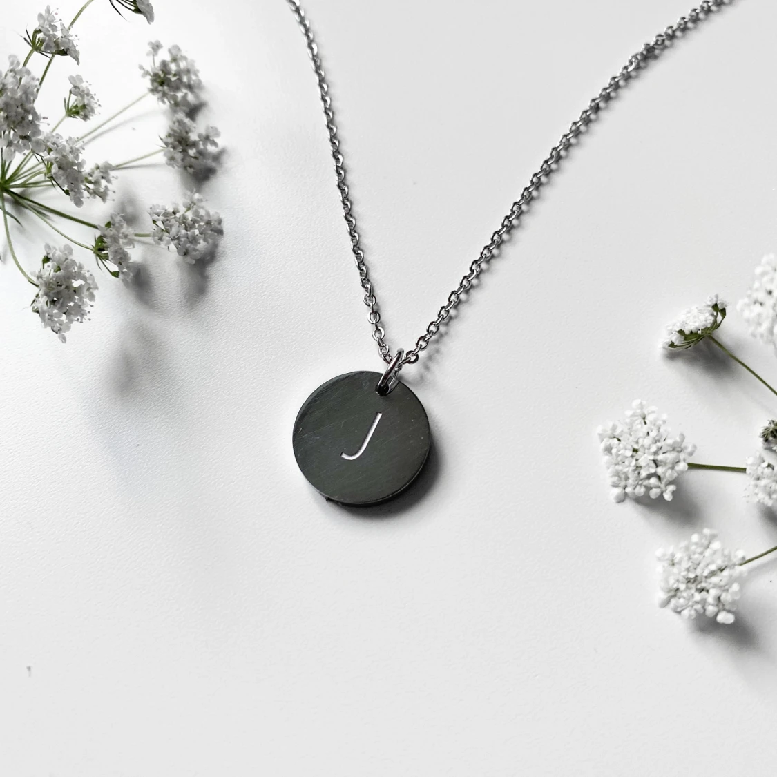 Halsband med bokstavsberlock ~ J - 90