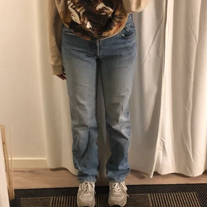 Levis jeans - Superfina Levis jeans!!   Strl 30 x 34                              ❗️Jag är 170❗️Litet hål typ längst ner på byxorna, verkligen inte något man märker! 💖 Köparen står för frakten och ifall det är många som är intresserade blir det budgivning. 💖                       