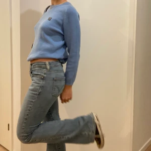 Blå tröja! - Fin tröja med litet märke på sidan! Jag på bilden är S❤️ möts på Södermalm annars står köparen för frakt på 45kr!