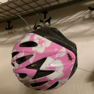 Rosa cykelhjälm - Använd flera gånger men är i helt nytt skick! Storleken är justerbar.
