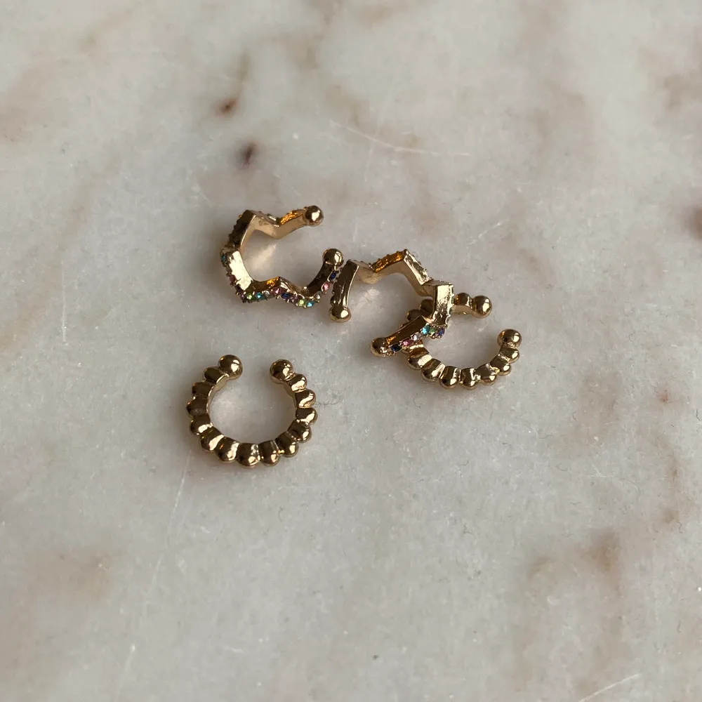 Säljer dessa fyra earcuffs, aldrig använda. Sitter bra på och ramlar inte av. 60 kronor inklusive frakt🤍. Accessoarer.