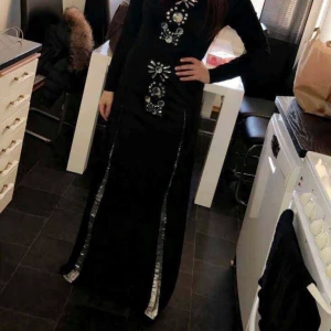 Festklänning  - Använd under några timmar. 