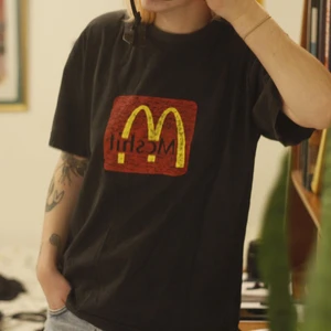 McShit - Svart t-shirt med texten ”McShit” och McDonaldsloggan