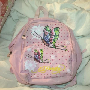 Ed Hardy fjärils ryggsäck - Jätte söt rosa Ed Hardy ryggsäck med två fjärilar och blommor på💞 den är inte jätte stor men ryms mycket