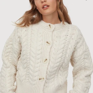 Stickad kofta - Säljer denna superfina stickade koftan från H&M. Använde 1-2 gånger. Köparen står för frakten.