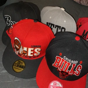 keps - skit coola kepsar som tyvärr inte kommer till npgon användning. ❌ chicago bulls, lebron james och artist kepsen finns inte kvar ❌ bud på resten av kepsarna: jordan - 190kr❗️ nets - 75kr❗️ brooklyn - 75kr❗️ miami - 55kr❗️
