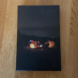 bts young forever offical album - köpte albumet 2017-18 ish, cdn är orörd, postern har fläckar från häftmassa. Albumet är i original skick knappt rört. Pc ingår inte. Kan tradea albumet för ett annat album (tex, ateez, nct/wayv, blackpink elr skz) 