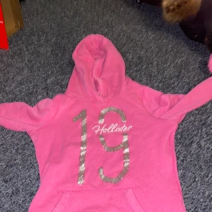 Hollistertröja  - Hollistertröja i storlek xs passar mig som när S då den sitter lite tajt men passar du som bär XS. 