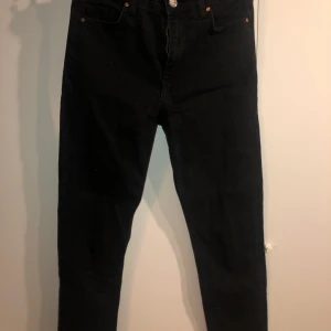 Jeans från bikbok  - Svarta jeans från bikbok i strl W25😊 