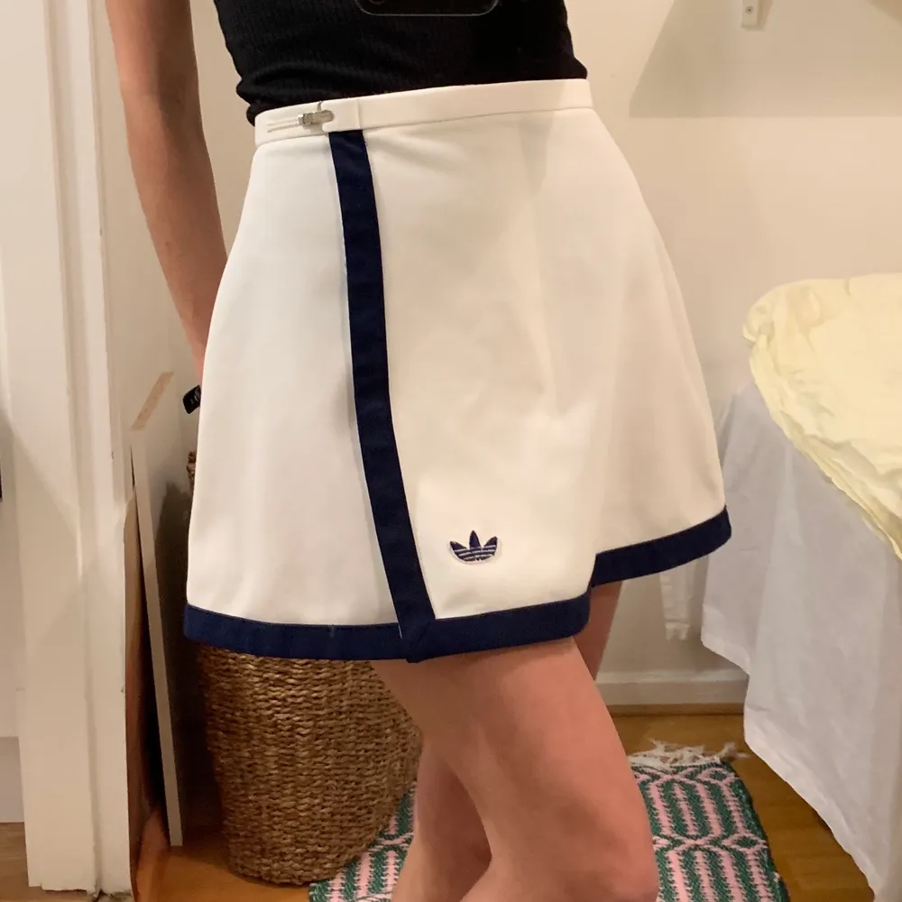 Vintage adidas tennis kjol - passar som en XS=34/36. Den är justerbar i midjan, Minsta 63 cm och största 70 cm. inköpt på humana second hand. Kjolar.